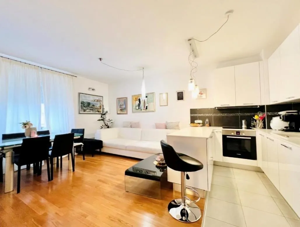 Sunny Apartment Ουμάγκ